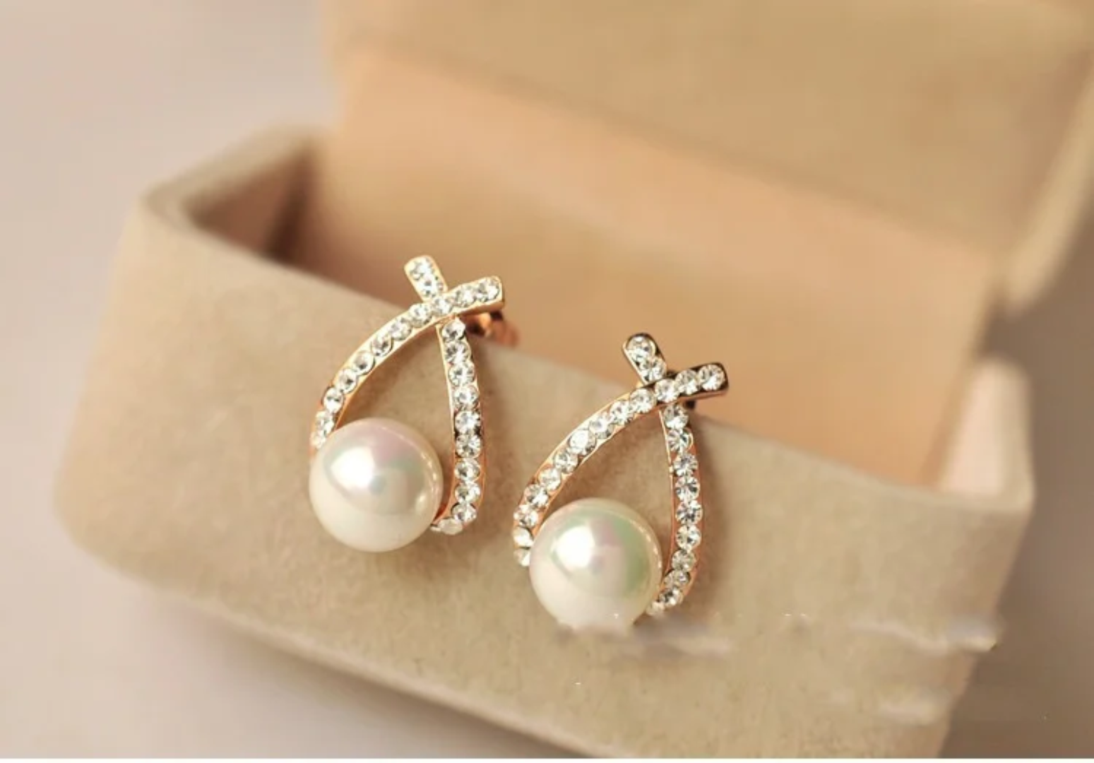 Pearl with a Knot- Golden